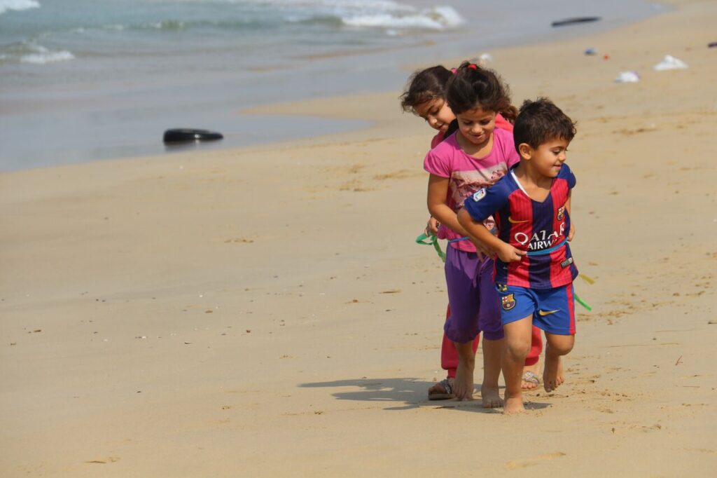 (أطفال يلهون على شاطئ البحر في مخيم الرشيدية جنوب لبنان (بعدسة رانيا سعد الله