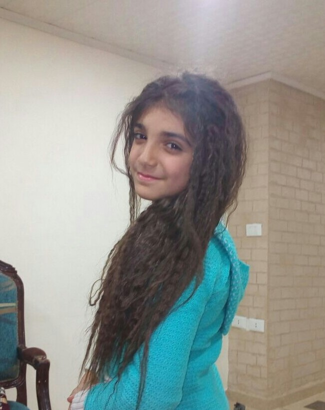 بيسان أبو زيتونة، تسع سنوات، من حيفا، فلسطين. هُجرت وعائلتها من مخيم اليرموك في العاصمة السورية دمشق ولجأت الى مخيم الجليل في لبنان. تحلم بيسان أن تصبح كاتبة مشهورة وتعمل في خدمة الأطفال حول العالم.