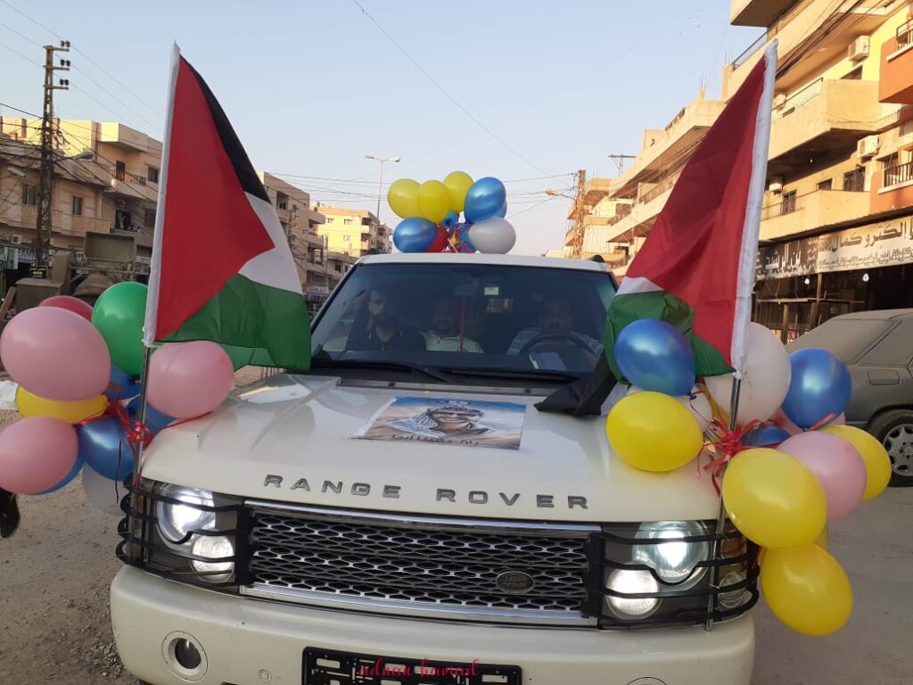 أعلام وبالونات خلال اعتصامات الحراك داخل المخيمات الفلسطينية احتجاجا على قانون وزارة العمل بحق العمال الفلسطينيين..الصورة في مخيم نهر البارد للاجئين الفلسطينيين شمال لبنان (بعدسة عدنان الحمد)