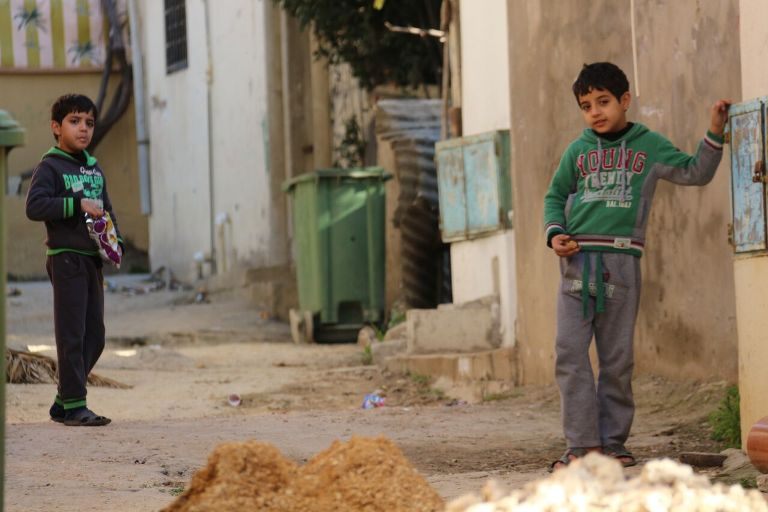 أطفال يلهون في أزقة مخيم الرشيدية في منطقة صور جنوب لبنان (بعدسة رانية سعد الله)