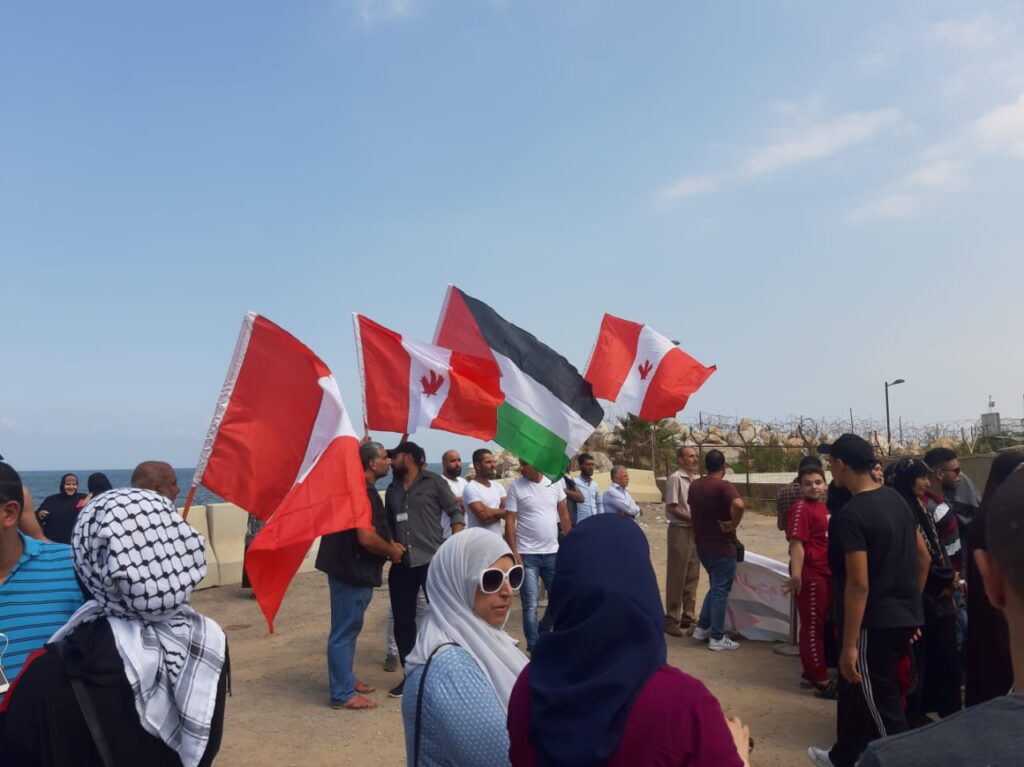 مشهد من الاعتصام الذي نفذه اللاجئون الفلسطينيون أمام السفارة الكندية في جل الديب في لبنان للمطالبة بحق اللجوء الانساني الى كندا (بعدسة أنس يونس علي)