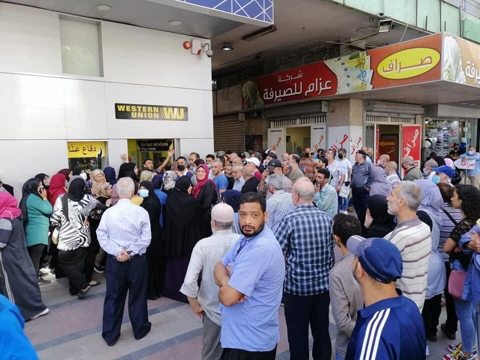 فوضى وإهانات للاجئين أمام مراكز تسليم مساعدات الأونروا