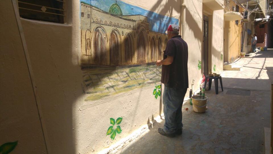 الفنانان عبد الله الحسن وعلي عيسى يرسمان على الجدران في حي الصفصاف في مخيم عين الحلوة تحضيراً لعيد الفطر المبارك (بعدسة بلال قاسم)