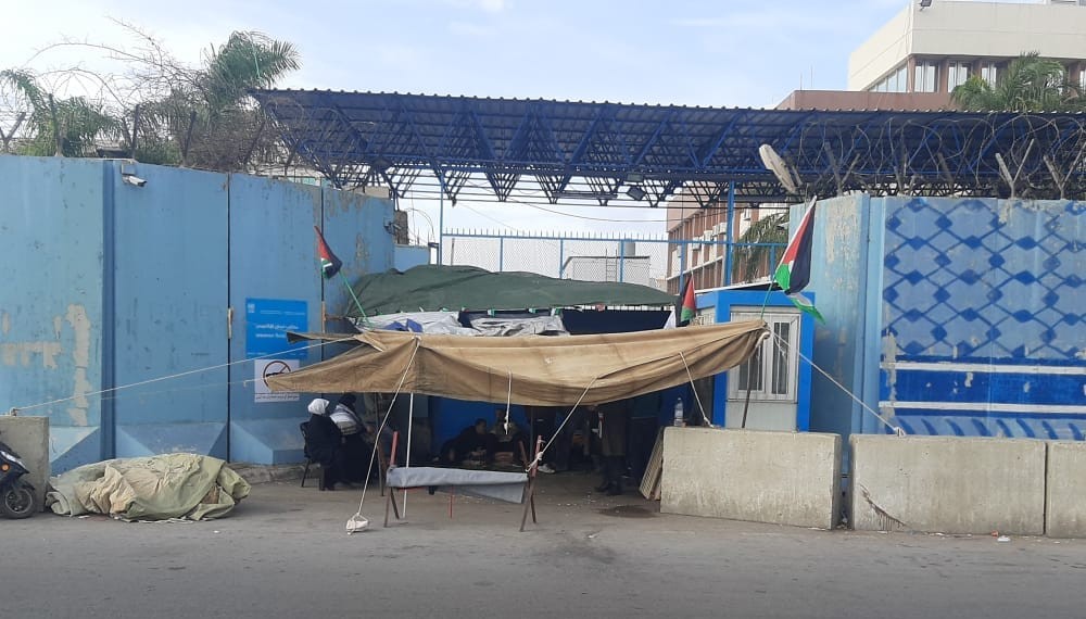 تعليق خيمة الإعتصام أمام مقر الأونروا في بيروت