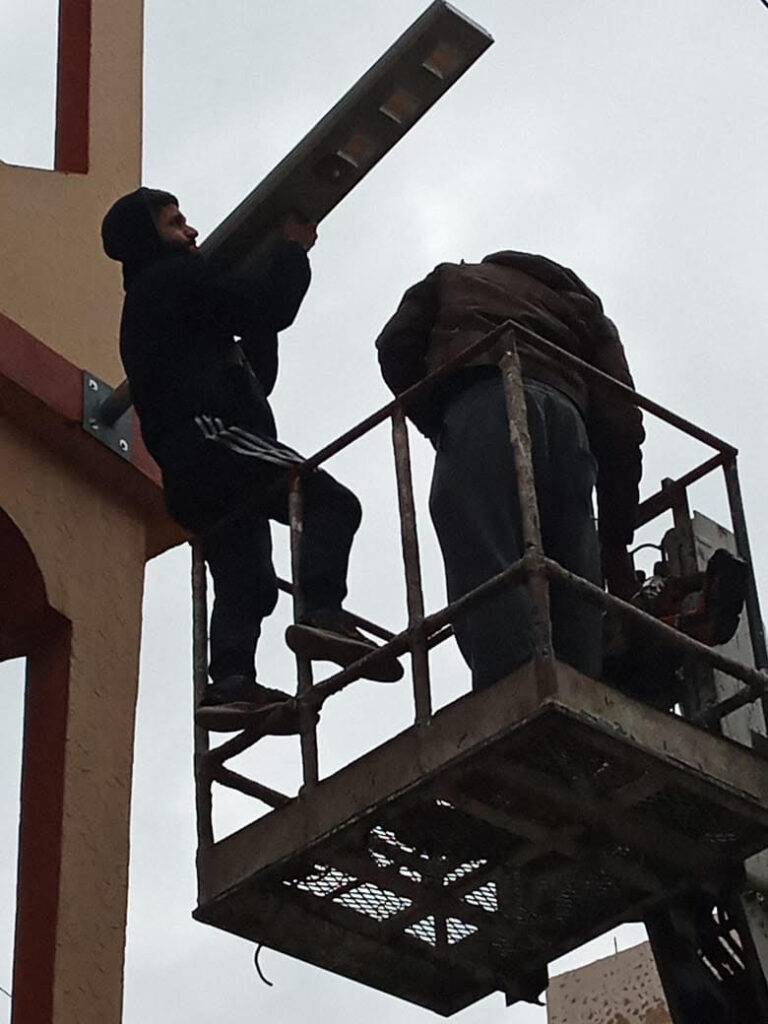 الجهاد تبدأ إنارة المخيمات من نهر البارد