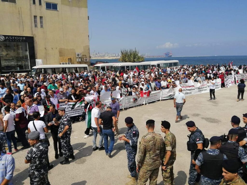مئات اللاجئين الفلسطينيين في جل الديب لطلب اللجوء إلى كندا