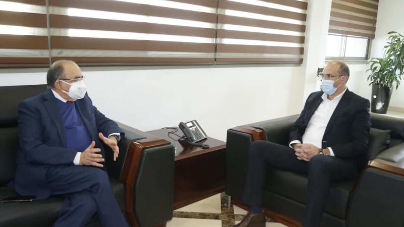 منيمنة وحمد يبحثان مبادرة التعاون لتلقيح اللاجئين الفلسطينيين