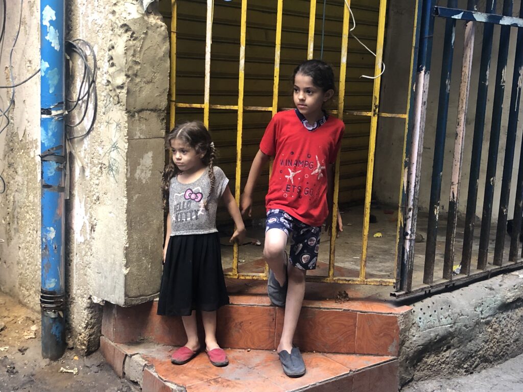 طفلتان من مخيم شاتيلا للاجئين الفلسطينيين في بيروت تلهوان في احد أزقة المخيم الضيقة (بعدسة شبابيك)