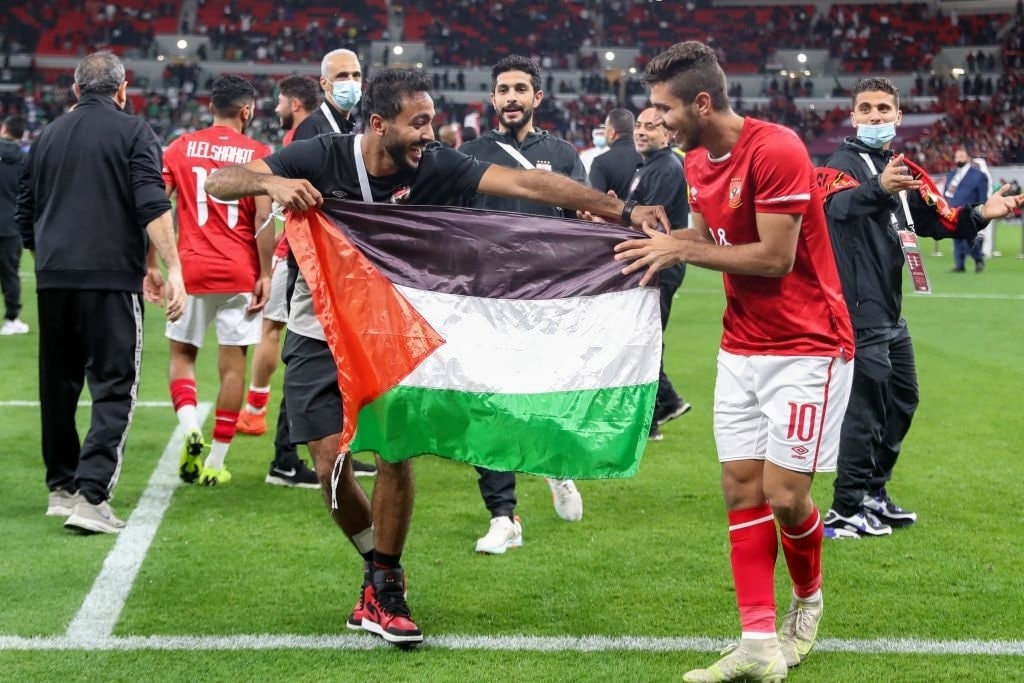 رفع العلم الفلسطيني خلال تتويج الأهلي بالسوبر الأفريقي