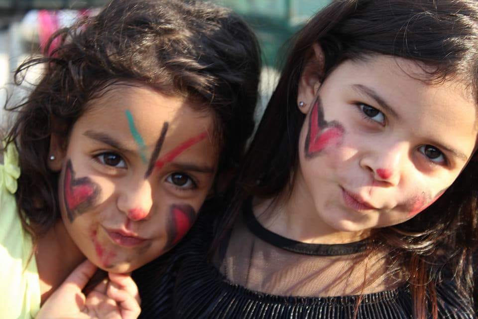 طفلتان تحتفلان بعيد الأضحى المبارك في مخيم عين الحلوة للاجئين الفلسطينيين في مدينة صيدا، جنوب لبنان (بعدسة وسام محمد)