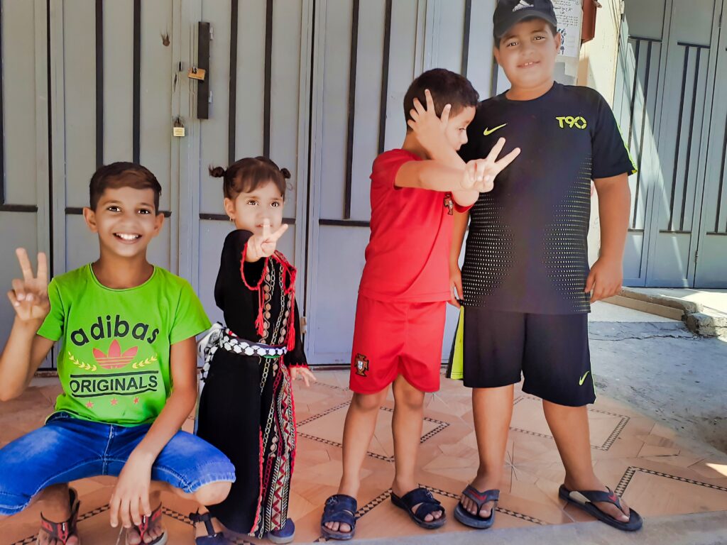علامة النصر ترافق أطفال مخيمات الشتات..الصورة لأطفال في مخيم نهر البارد في طرابلس، شمال لبنان (بعدسة عدنان الحمد)