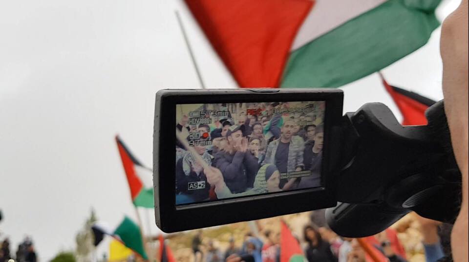 لقطة لشبان يهتفون ويحملون علم فلسطين خلال مسيرة العودة في منطقة مارون الراس جنوب لبنان ( بعدسة ربا رحمة).