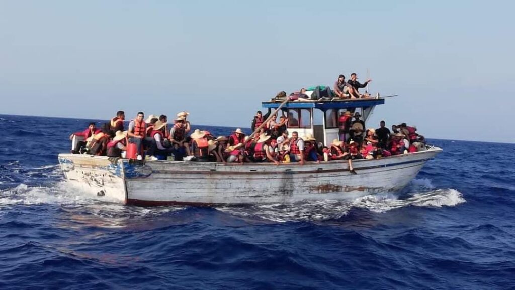 عشرات الفلسطينيين على مركب متجه إلى اليونان