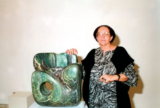 وفاة النحاتة منى السعودي في بيروت