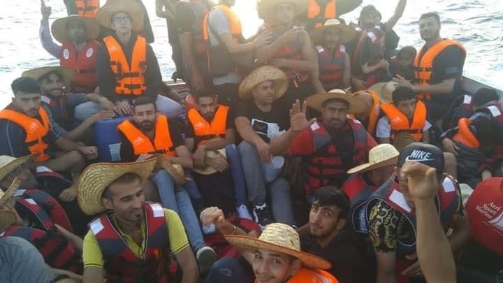 مركب المنية عالق في البحر بعد نفاد وقوده