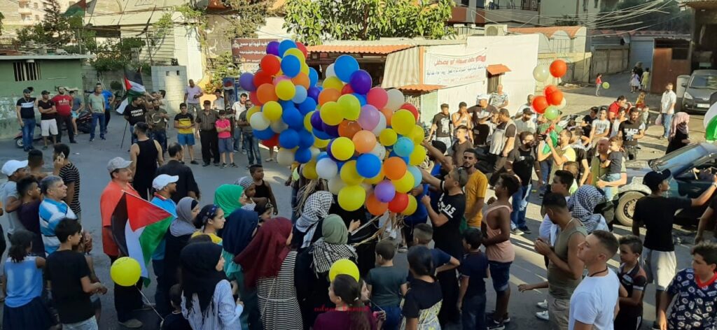 ناشطون في مخيم البداوي للاجئين الفلسطينيين مجتمعون لاطلاق بالونات في السماء كجزء من حراك يعم المخيمات الفلسطينية في لبنان تنديدا باجراءات وزارة العمل اللبنانية بحق العمال الفلسطينيين (بعدسة عدنان الحمد)