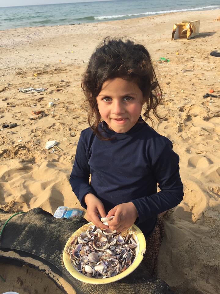 هيام، سبعة أعوام من تجمع جل البحر في صور، جنوب لبنان، تحلم بأن تصبح طبيبة في المستقبل (بعدسة رشا حيدر)