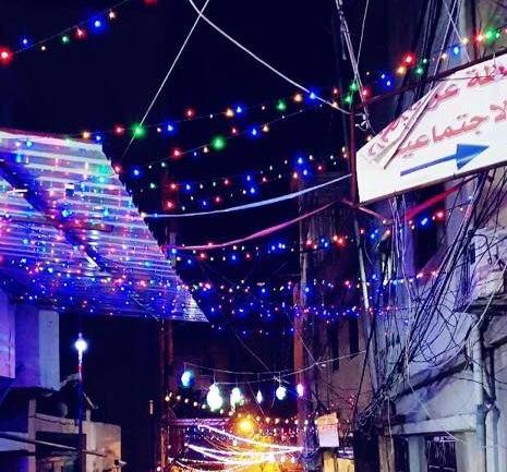 حي الصفصاف في مخيم عين الحلوة بمدينة صيدا جنوب لبنان، يتفنن في إضفاء الأجواء الرمضانية على شوارعه من خلال الزينة والألوان (بعدسة رشا حيدر)