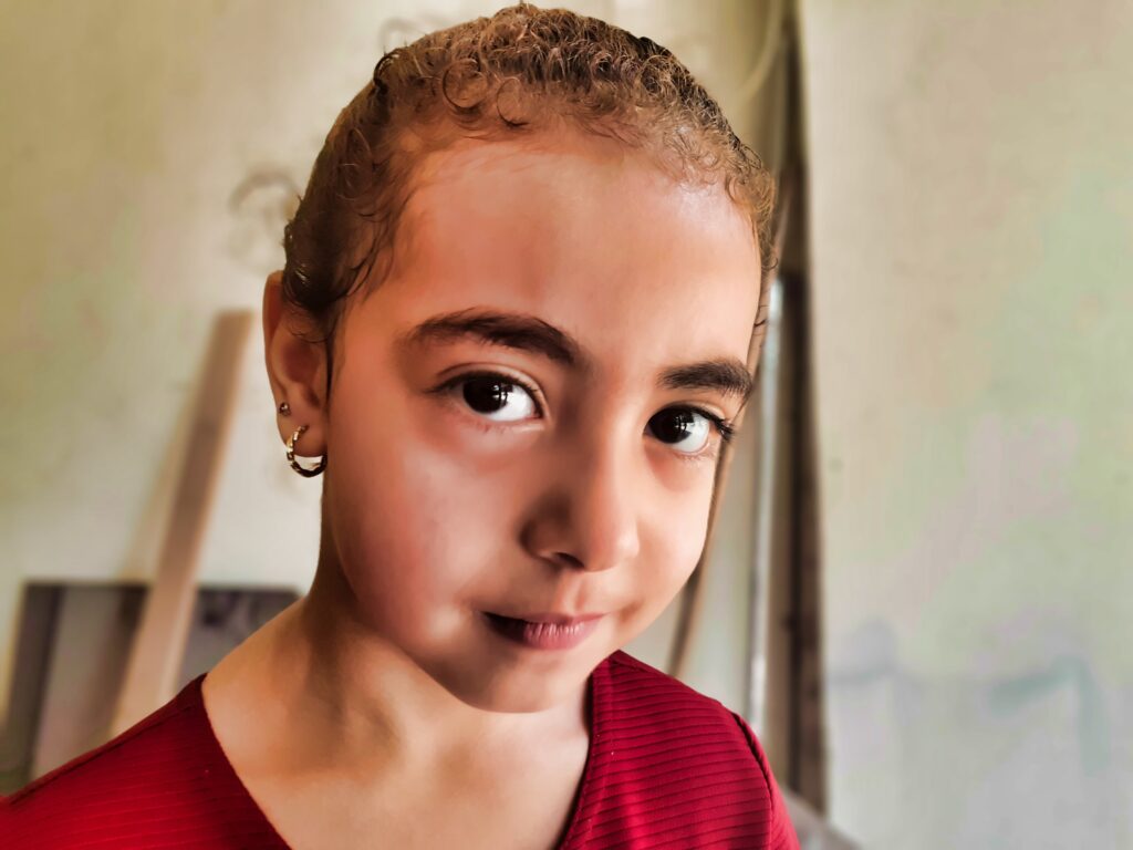 الطفولة في مخيمات الشتات…الصورة لطفلة في مخيم نهر البارد للاجئين الفلسطينيين، طرابلس، شمال لبنان (بعدسة عدنان الحمد)