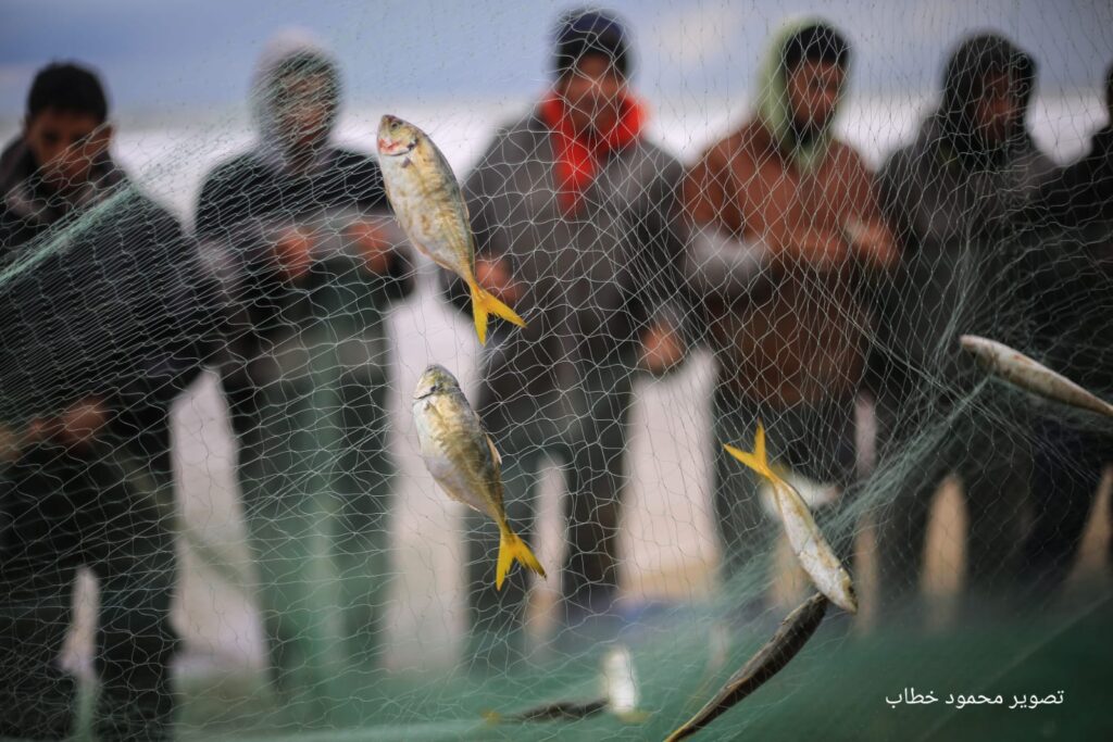 صيادون فلسطينيون وشبكة صيدهم على شاطىء دير البلح في غزة (بعدسة محمود خطاب)