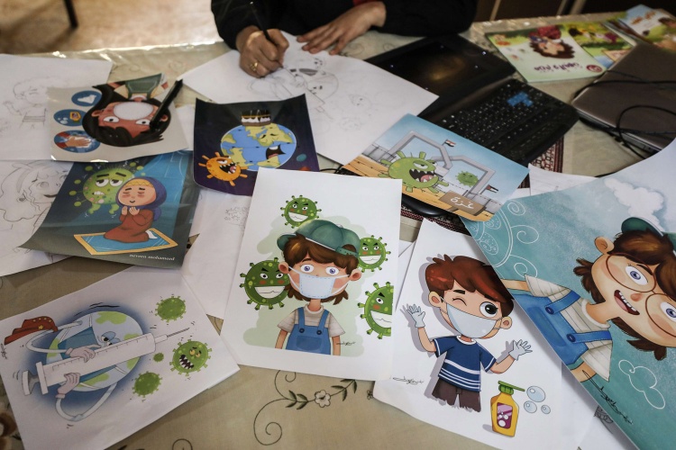 الفلسطينية أبو سليم تقاوم الكورونا برسومات الأطفال
