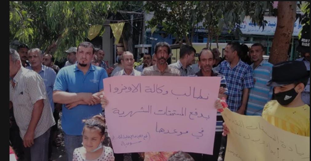 فلسطينيو سوريا يغلقون مكتب الأونروا في صيدا