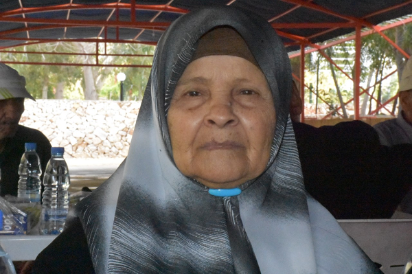 عوفة محمود الدياب من مواليد فلسطين 1948 قضاء عكا، هُجرت الى لبنان يوم النكبة، ومقيمة اليوم في مخيم الرشيدية جنوب لبنان