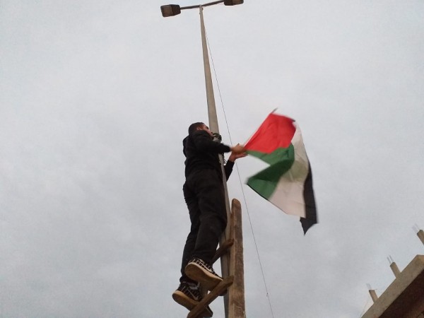 حماس تطلق حملة رفع الأعلام الفلسطينية في نهر البارد