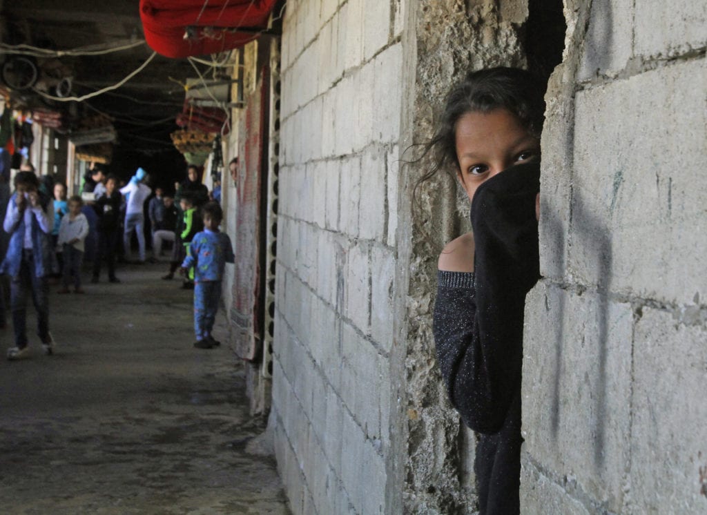المخيمات الفلسطينية في لبنان: “كورونا” في زمن السلاح المتفلت