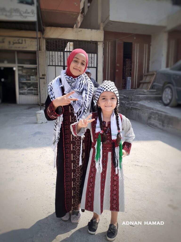 طفلتان ترتديان الزي الوطني الفلسطيني في مخيم نهر البارد للاجئين الفلسطينيين في مدينة طرابلس، شمال لبنان (بعدسة عدنان الحمد)