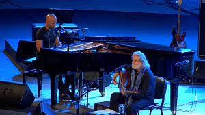 خليفة يعزف لروح درويش في الحمامات