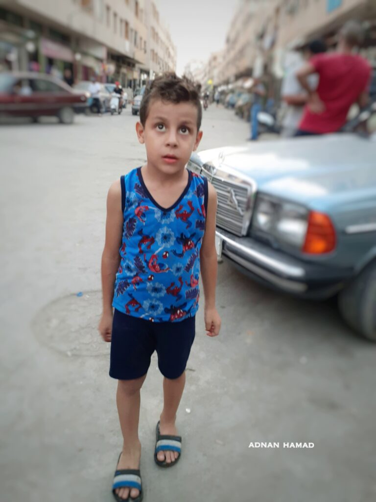 طفل في سوق الخضار في مخيم نهر البارد للاجئين الفلسطينيين في مدينة طرابلس، شمال لبنان (بعدسة عدنان الحمد)