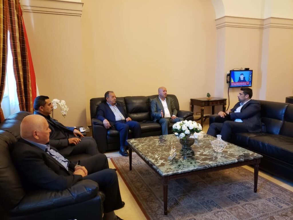 أبو هولي والحسن يبحثان القضايا المطروحة على إستشارية الأونروا