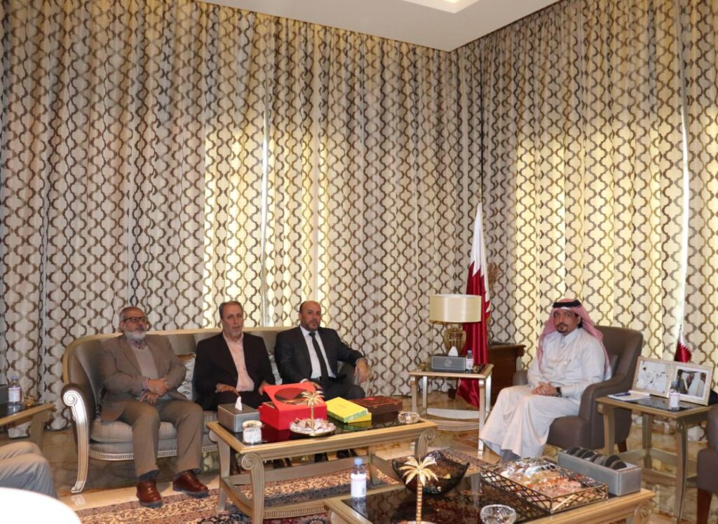 حماس تبحث أوضاع المخيمات مع السفير القطري في بيروت