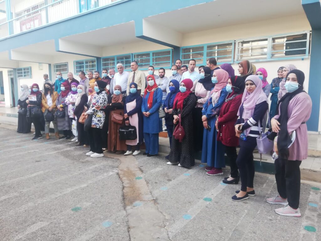 معلمو الأونروا يلوحون بالإضراب المفتوح