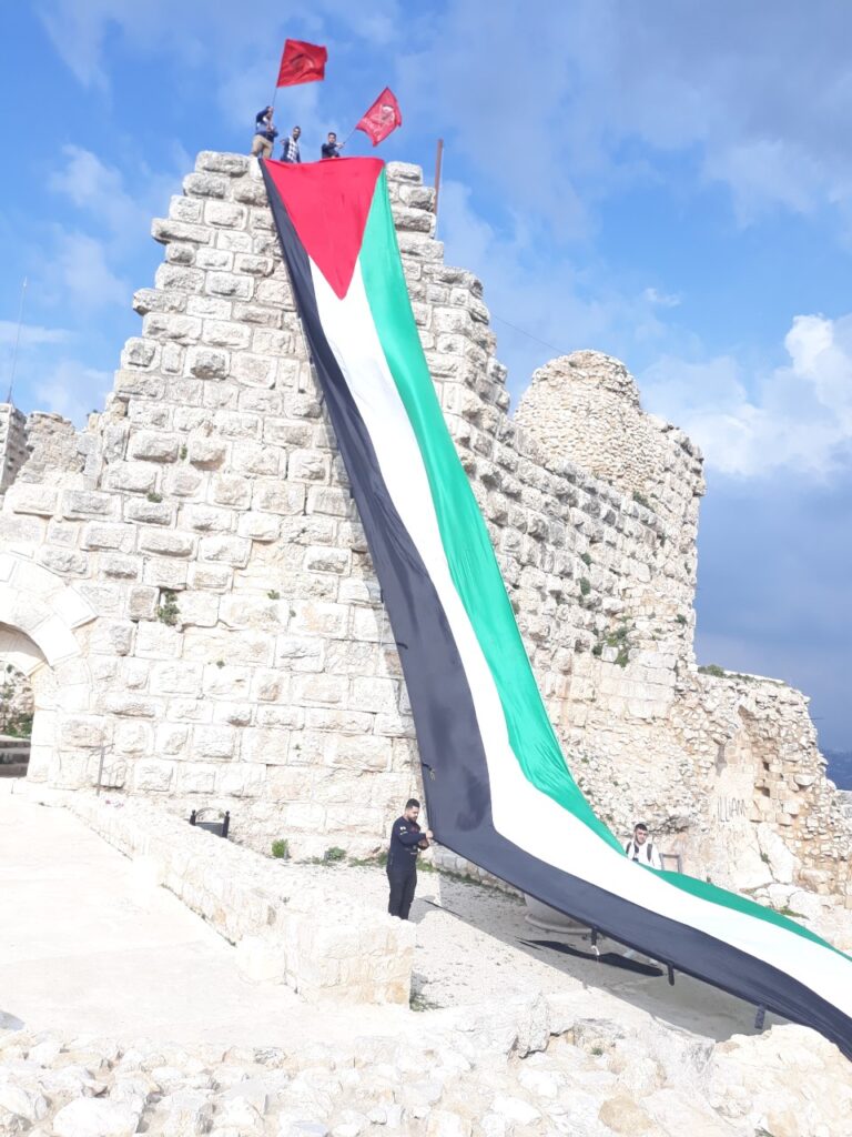أشد يرفع العلم الفلسطيني على قلعة الشقيف
