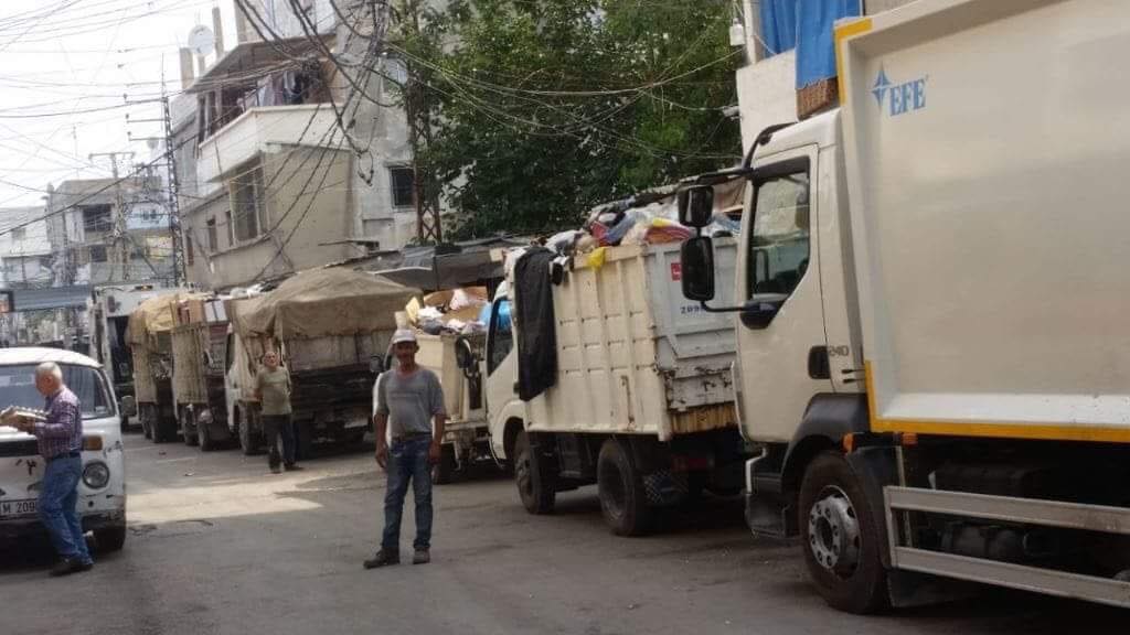 فتح معبر السيم أمام خروج شاحنات النفايات من عين الحلوة