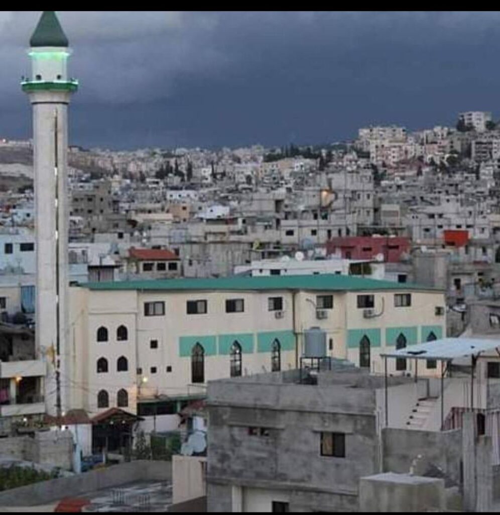 مسجد السلطان صلاح الدين الأيوبي في حي صفورية في مخيم عين الحلوة للاجئين الفلسطينيين في مدينة صيدا، جنوب لبنان (بعدسة رشا حيدر)