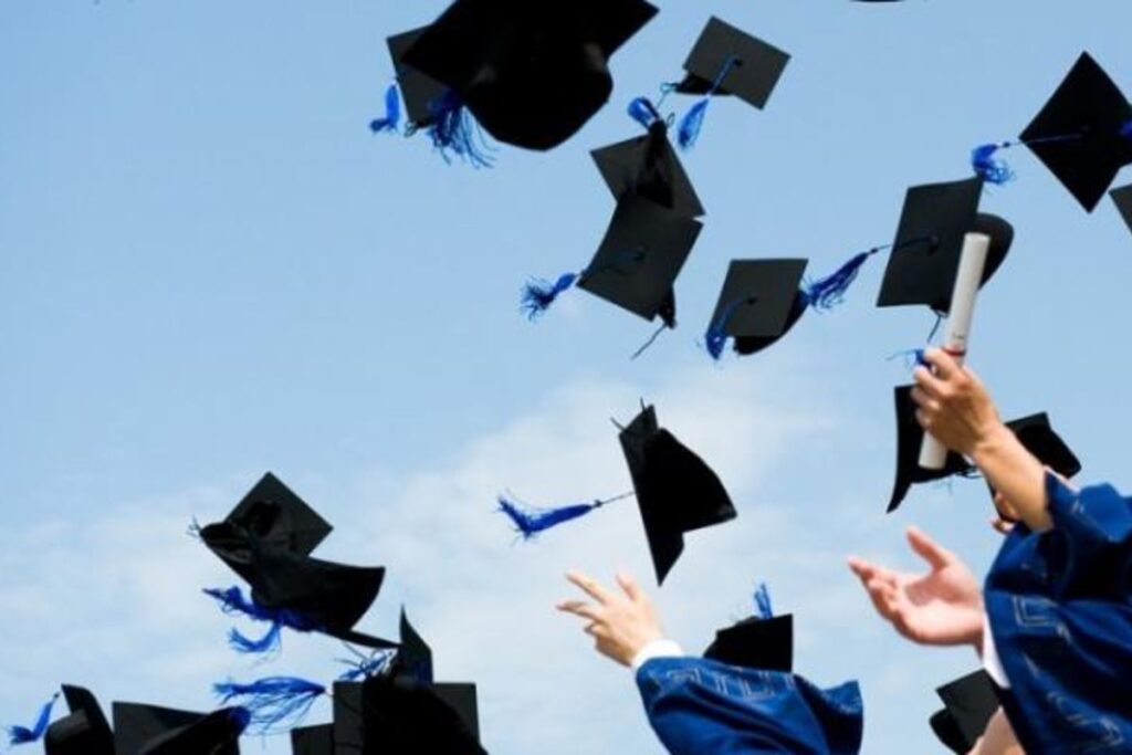 منح دراسية لفلسطينيي لبنان