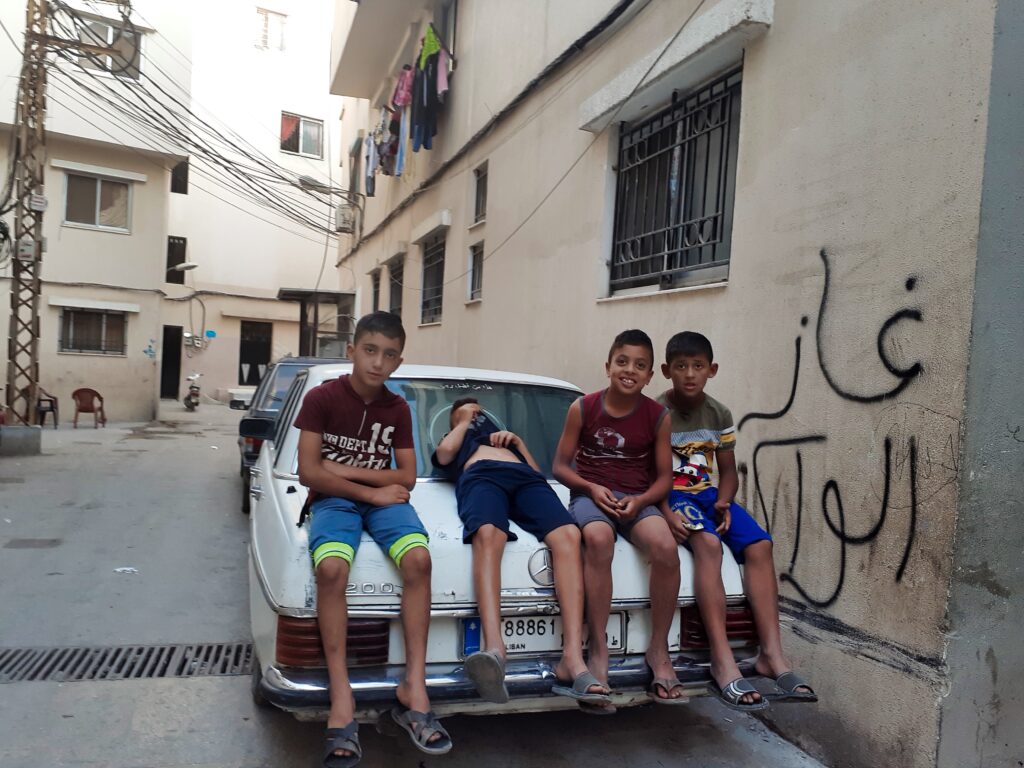 عندما تكون خيارات التسلية محدودة تصبح سيارات الكبار لعبة الصغار..الصورة لأطفال في مخيم نهر البارد للاجئين الفلسطينيين في طرابلس، شمال لبنان (بعدسة عدنان الحمد)
