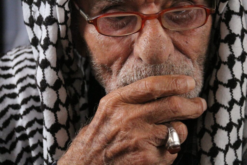 علي شحادة (أبو محمد) الملقب ب “شهربان” من سحماتا قضاء عكا، فلسطين، مقيم في مخيم الرشيدية في صور، جنوب لبنان (بعدسة رانية سعد الله)