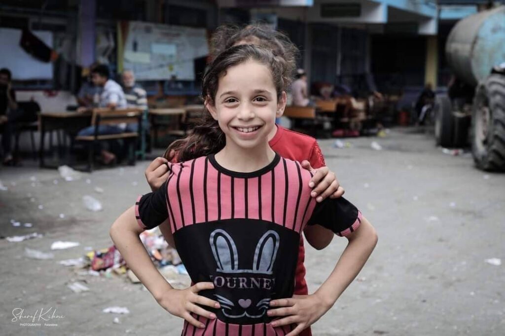أطفال يلهون في أحد مراكز الايواء الذين لجئوا اليه خلال الحرب الاسرائيلية على غزة (بعدسة شرف كيلاني)