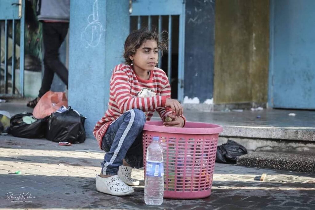 طفلة في أحد مراكز الايواء في غزة (بعدسة شرف كيلاني)