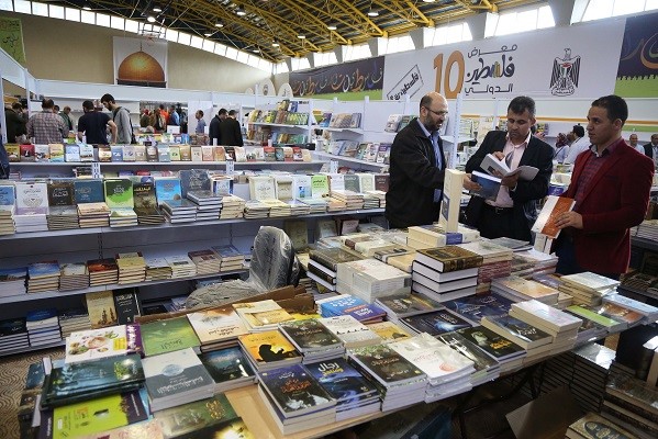 كُتّاب غزة ينددون بمنعهم من حضور معرض رام الله