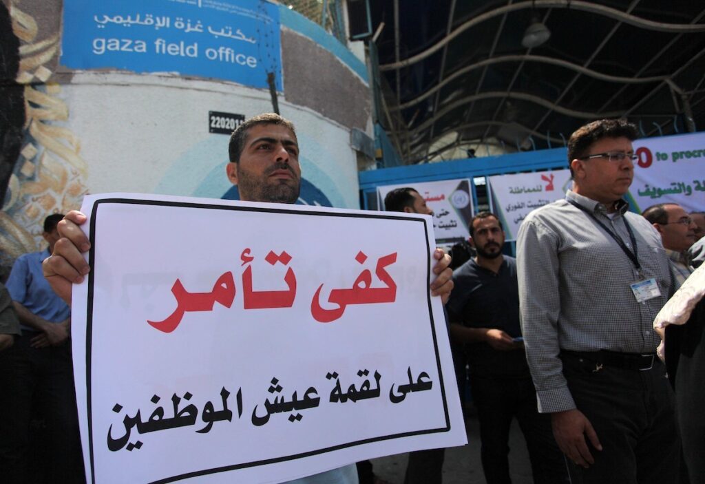 رئاسة العاملين تقاضي الأونروا على تأخر الرواتب