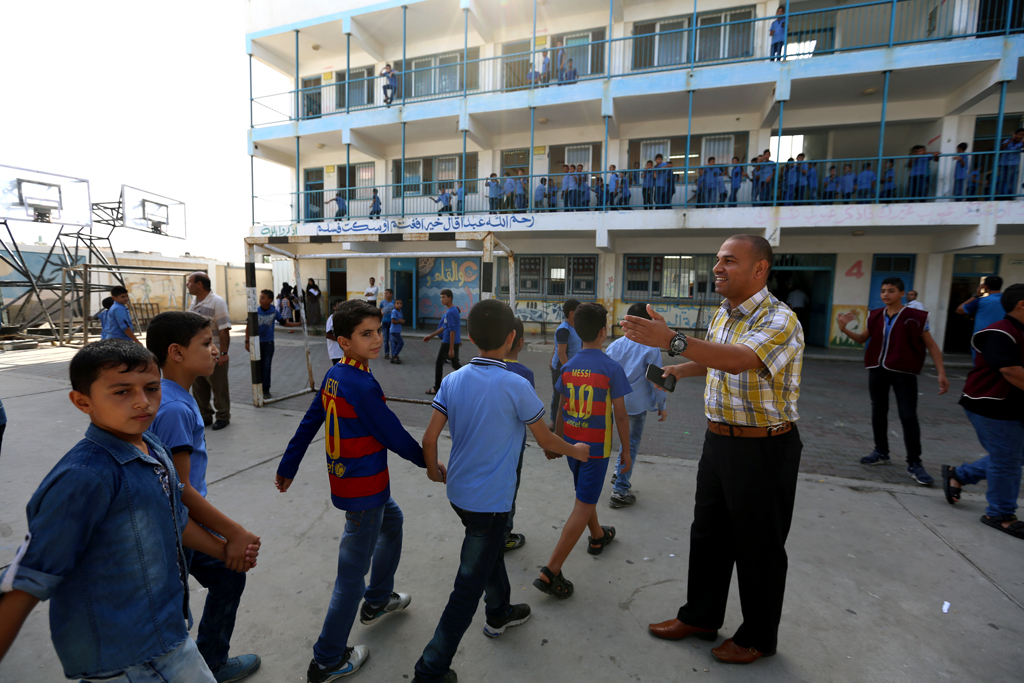 الأونروا تؤكد إستمرارها في صرف أجور المواصلات لطلاب صور