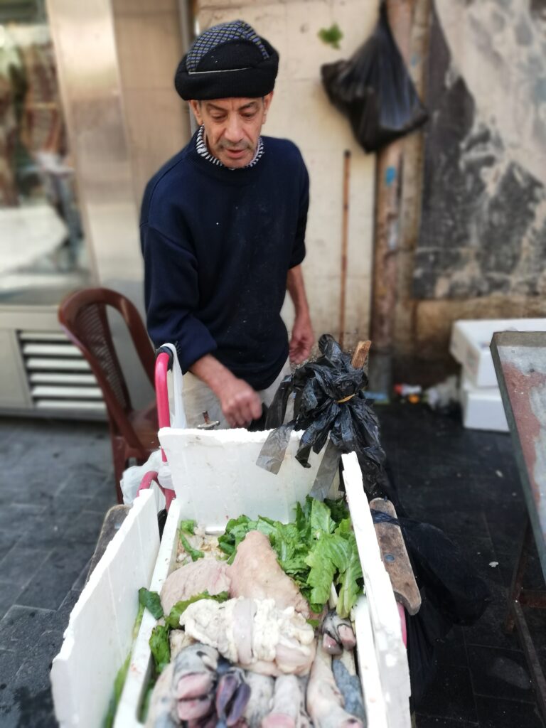 الحاج أبو علي يبيع أحشاء الخروف في تجمع صيدا القديمة للاجئين الفلسطينيين، جنوب لبنان (بعدسة وسام محمد)