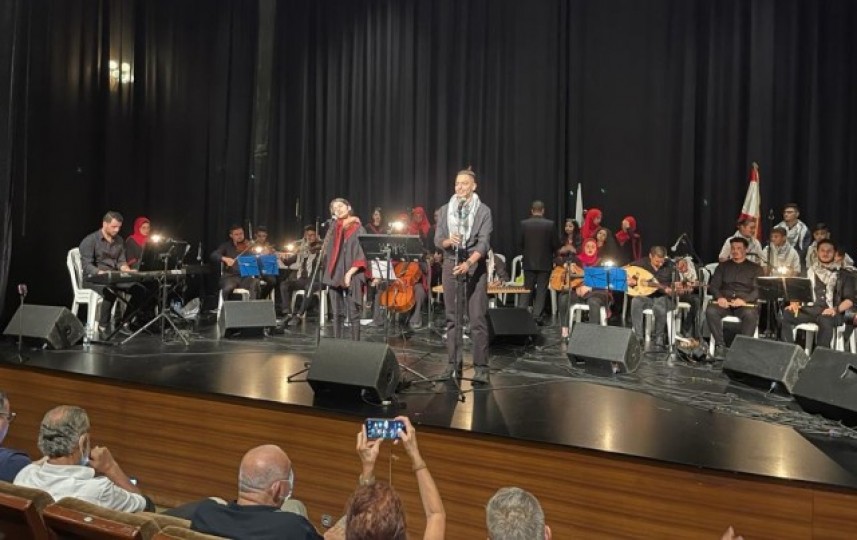 الكمنجاتي توجه رسالتها للعالم من مسرح إشبيلية