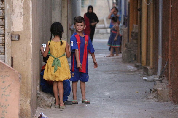 أطفال يلهون في أزقة أحد المخيمات الفلسطينية في لبنان ( بعدسة رانية سعد الله).