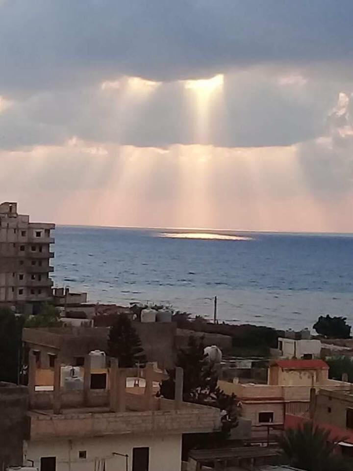منظر رائع جداً للشمس والبحر من سطح أحد الأبنية في مخيم نهر البارد شمال (بعدسة عدنان الحمد)